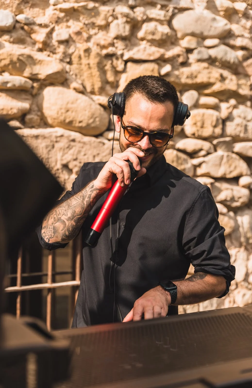 Ramón, Noze Romero, working at an event with headphones and a microphone